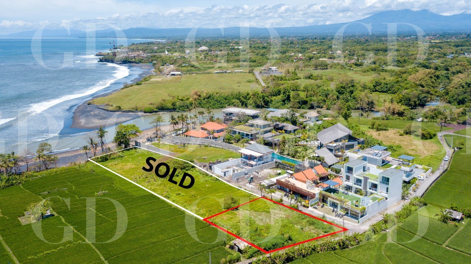 STUNNING BEACHFRONT PLOT IN CEMAGI